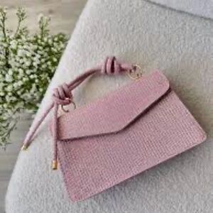 🤍💕Elegant Pink Woven Handbag